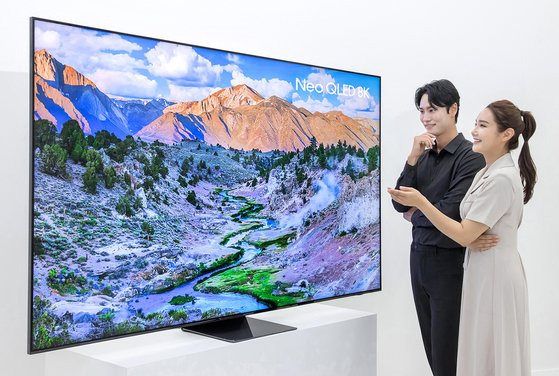 삼성전자가 13일 출시한 98형 '네오 QLED 8K' TV 신제품. 사진 삼성전자