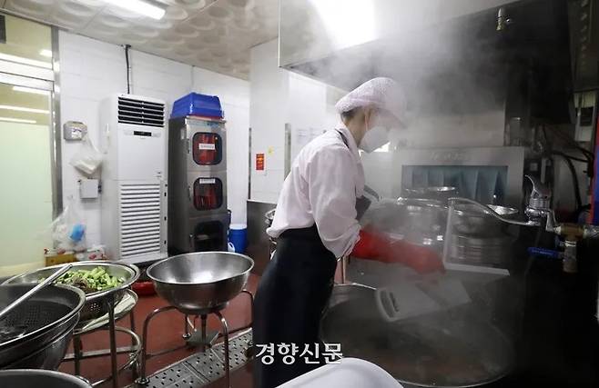 사이즈에 맞지 않는 용접복을 입고 일하는 여성 용접사 (사진 위), 신체 보호는 거의 되지 않는 위생복을 입고 일하는 급식 조리사 (사진 아래). 권도현 기자