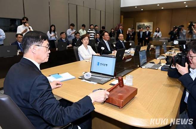 이창용 한국은행 총재가 13일 서울 중구 한국은행에서 열린 금융통화위원회를 주재하고 있다. 