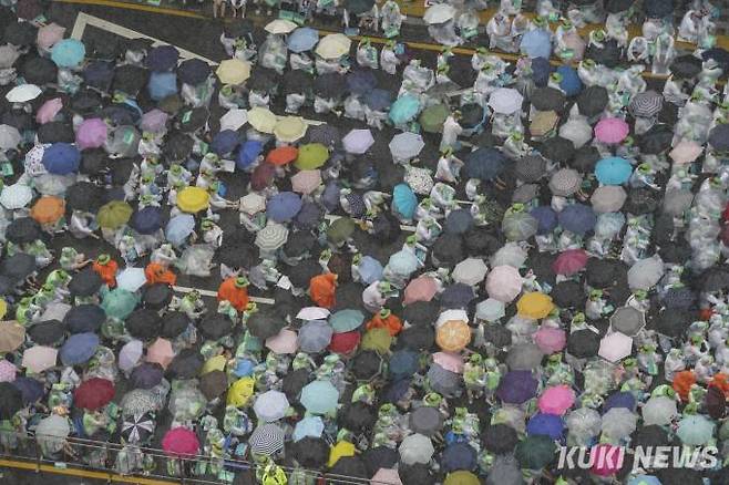 전국보건의료산업노동조합(보건의료노조) 조합원들이 13일 서울 세종대로 일대에서 열린 산별총파업대회에서 구호를 외치고 있다. 폭우가 내린 궂은 날씨에도 총파업 집회를 예정대로 진행했다.  사진=임형택 기자