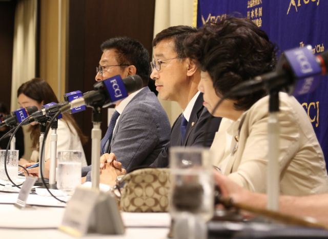 후쿠시마 핵오염수 해양투기 저지 국회의원단과 일본 입헌민주당 아베 도모코 의원이 12일 도쿄 외국특파원협회에서 열린 기자회견에서 일본 정부와 도쿄전력에 오염수 방류 계획 철회를 요구하고 있다. 연합뉴스