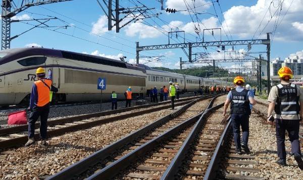 지난해 7월 1일 부산역을 출발해 서울 수서역으로 가던 SRT 열차가 대전조차장역 인근에서 탈선해 멈춰선 모습. 대전소방본부 제공