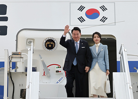 President Yoon Suk Yeol and First Lady Kim Keon-hee, who are on their official visit to Poland after attending the NATO summit in Lithuania, arrive at Warsaw Chopin International Airport and get off their private plane, Air Force 1 on July 12 (local). [Photo by Yonhap]