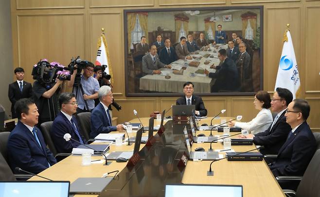 이창용 한국은행 총재(사진 가운데)가 13일 오전 서울 중구 한국은행에서 열린 금융통화위원회 본회의에서 회의를 주재하고 있다./사진제공=한은