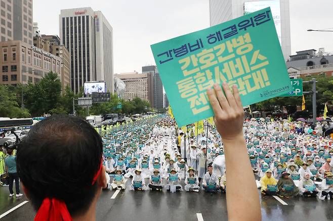 보건복지부가 보건의료노조의 총파업에 보건의료 재난 위기경보 단계를 관심에서 주의로 격상했다. 보건의료노조 조합원들이 13일 오후 서울 중구 세종대로 일대에서 열린 총파업 결의 대회에서 구호를 외치고 있다. /사진=뉴스1