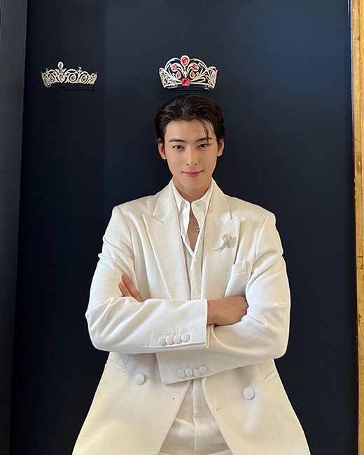 Jung Eun-woo (real name Lee Dong-min, 26), a member of the group Astro and an actor, has turned into a prince who tore up a comic book.Jung Eun-woo posted several photos on the 12th without any special mention.In the open photo, Jung Eun-woo put on a white suit and put on black shoes with only black shoes and posed in a colorful white look.Jung Eun-woo is a perfect sculptural visual from forehead to eyes, nose, mouth as well as jaw line.In particular, Jung Eun-woo, who is smiling under the crown, catches the eye because she is proud of her graceful figure in the form of a fairy tale prince who dreams of all girls.On the other hand, Jung Eun-woo chose the new drama The Soul-Mate World as his next work.The Soul-Mate World is a sensational healing thriller in which Eun Soo-hyun (Kim Nam-joo), who lost his unjustly young son, directly dismisses the perpetrators who are out of the law. Jung Eun-woo is Jung Eun-woo, Jung Eun-woo also drops out of the medical school and plays the role of Choice, who chooses a rough life.