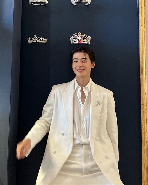 Jung Eun-woo (real name Lee Dong-min, 26), a member of the group Astro and an actor, has turned into a prince who tore up a comic book.Jung Eun-woo posted several photos on the 12th without any special mention.In the open photo, Jung Eun-woo put on a white suit and put on black shoes with only black shoes and posed in a colorful white look.Jung Eun-woo is a perfect sculptural visual from forehead to eyes, nose, mouth as well as jaw line.In particular, Jung Eun-woo, who is smiling under the crown, catches the eye because she is proud of her graceful figure in the form of a fairy tale prince who dreams of all girls.On the other hand, Jung Eun-woo chose the new drama The Soul-Mate World as his next work.The Soul-Mate World is a sensational healing thriller in which Eun Soo-hyun (Kim Nam-joo), who lost his unjustly young son, directly dismisses the perpetrators who are out of the law. Jung Eun-woo is Jung Eun-woo, Jung Eun-woo also drops out of the medical school and plays the role of Choice, who chooses a rough life.