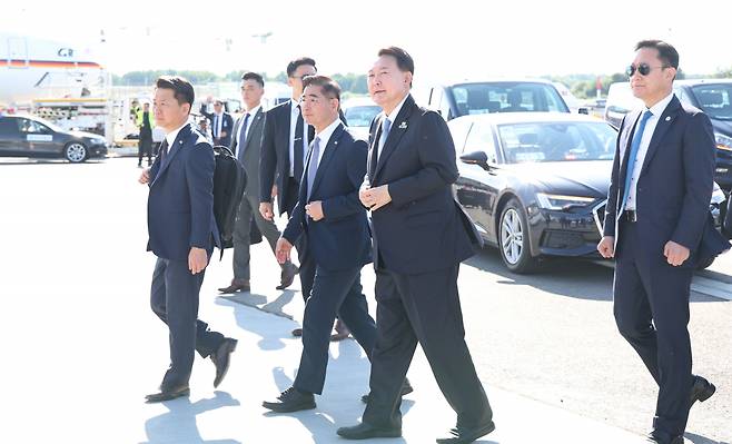 북대서양조약기구(NATO·나토) 정상회의 참석과 리투아니아 방문 일정을 마친 윤석열 대통령이 12일(현지시간) 빌뉴스 국제공항에서 다음 방문지인 폴란드로 출발하기 위해 전용기인 공군 1호기로 향하고 있다. [연합]