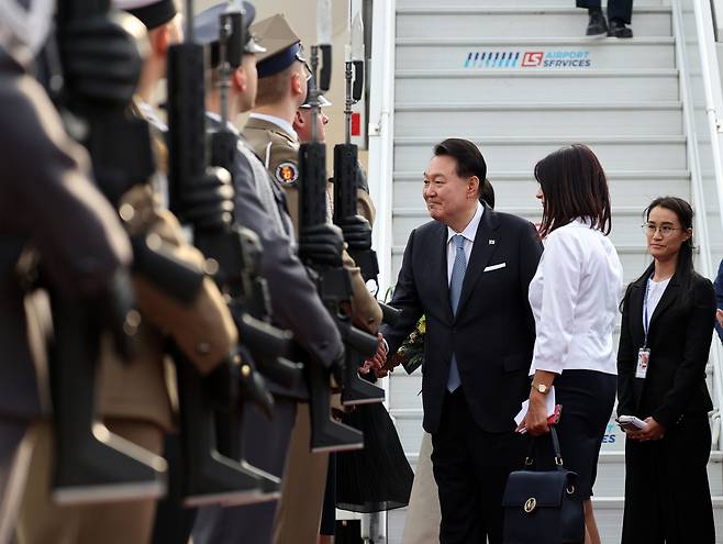 북대서양조약기구(NATO·나토) 정상회의 참석을 마치고 폴란드 공식 방문 일정에 들어가는 윤석열 대통령과 김건희 여사가 12일 오후(현지시간) 바르샤바 쇼팽 국제공항에 도착, 전용기인 공군 1호기에서 내린 뒤 영접객과 인사하고 있다. [연합]