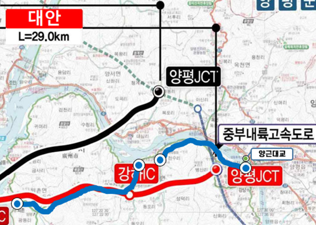 서울~양평 고속도로 대안 노선(빨간색·국토교통부 제출자료)에 표기된 강하~강상(청색 노선 중 오른쪽) 노선과 양근대교(초록색 점). [유경준 의원실 제공]