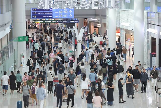 인천국제공항 제1여객터미널 출국장 면세 구역이 이용객들로 붐비고 있다. [연합]