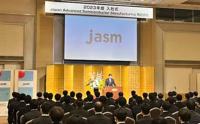 대만 TSMC의 자회사인 JASM이 최근 일본의 대학·대학원을 졸업한 125명의 신입사원을 대상으로 일본 구마모토에서 첫 입사식을 연 모습.[TSMC 제공]