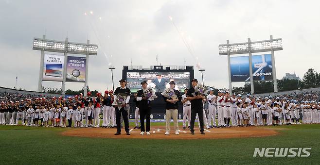 [서울=뉴시스] 조성우 기자 = 16일 오후 서울 송파구 잠실야구장에서 열린 2022 KBO 올스타전 드림 올스타와 나눔 올스타의 경기, 허구연 KBO 총재가 개회 선언을 하고 있다. 2022.07.16. xconfind@newsis.com