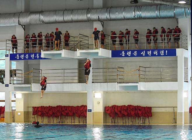 [창원=뉴시스] 강경국 기자 = 해군 부사관 후보생 280기가 13일 교육사 내 제2전투수영훈련장에서 해상 생존능력을 위한 전투수영 훈련을 실시하고 있다. (사진=해군교육사령부 서준혁 중사 제공). 2023.07.13. photo@newsis.com *재판매 및 DB 금지