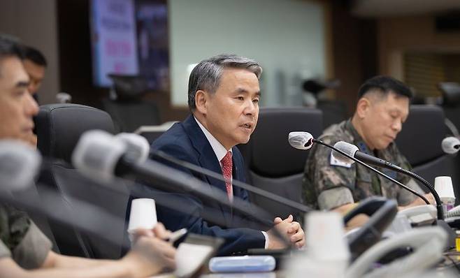 [서울=뉴시스] 이종섭 국방부장관이 13일, 합동참모본부 전투통제실을 방문해 전국적인 호우특보 발령에 따른 국방부와 각 군의 대응조치를 점검했다. (사진=국방부 제공) 2023.07.13. photo@newsis.com *재판매 및 DB 금지