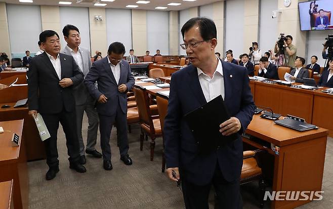 [서울=뉴시스] 이영환 기자 = 이만희 국민의힘 행정안전위원회 간사와 의원들이 13일 오후 서울 여의도 국회에서 열린 행정안전위원회 전체회의에서 진행된 10·29이태원참사 피해자 권리보장과 진상규명 및 재발방지를 위한 특별법안에 관한 입법 공청회에서 유가족들의 방청과 관련된 사전 협의가 없음 등을 이유로 회의장을 나서고 있다. 2023.07.13. 20hwan@newsis.com