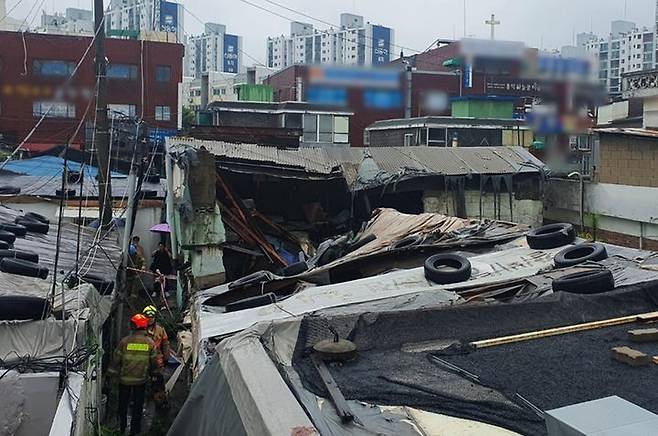 [인천=뉴시스] 김동영 기자 = 인천을 비롯한 수도권에 호우주의보가 발효된 13일 오후 미추홀구 학익동 한 공가주택이 강한 빗줄기로 인해 붕괴돼 있다. (사진=인천소방본부 제공) 2023.7.13. photo@newsis.com  *재판매 및 DB 금지