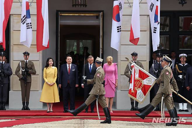 [바르샤바(폴란드)=뉴시스] 전신 기자 = 폴란드를 공식 방문 중인 윤석열 대통령과 부인 김건희 여사가 13일(현지시간) 바르샤바 대통령궁에서 열린 공식환영식에서 안제이 두다 폴란드 대통령 부부와 의장대 분열을 지켜보고 있다. 2023.07.13. photo1006@newsis.com