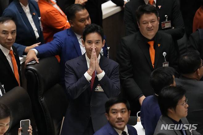 [AP/뉴시스] 태국 하원 제일당 전진당의 피타 림짜른랏 대표가 13일 1차 총리선출 투표에서 단독출마했으나 충분한 지지표 획득에 실패한 뒤 인사하고 있다. 2023. 07. 13.