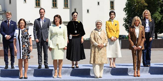 김건희 여사가 12일(현지시간) 빌뉴스 리투아니아 대공 궁전 앞에서 북대서양조약기구(NATO·나토) 정상회의에 동행한 각국 정상 배우자들과 함께 기념 촬영을 하고 있다. 연합뉴스