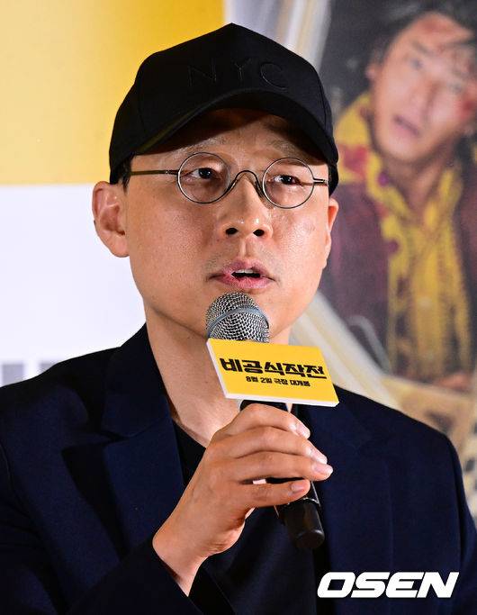 [OSEN=지형준 기자] 13일 오후 서울 강남구 메가박스 코엑스에서 영화 '비공식작전' 언론시사회가 열렸다.  '비공식작전'(감독 김성훈, 배급 쇼박스, 제작 와인드업필름・와이낫필름)은 실종된 동료를 구하기 위해 레바논으로 떠난 외교관 민준(하정우 분)과 현지 택시기사 판수(주지훈 분)의 버디 액션을 표방한다.  김성훈 감독이 간담회를 하고 있다. 2023.07.12 /jpnews@osen.co.kr