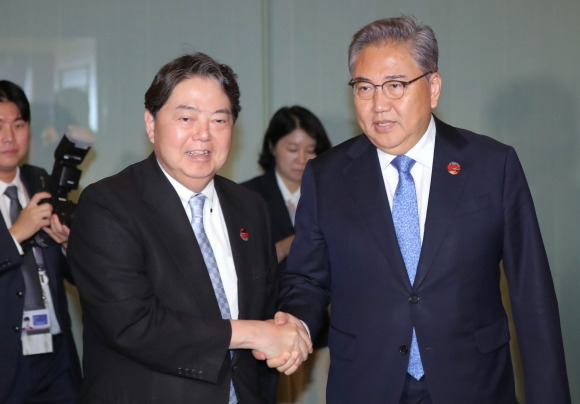 악수하는 박진 장관과 하야시 외무상 - 박진(오른쪽) 외교부 장관이 13일 인도네시아 자카르타 샹그리라 호텔에서 열린 한·일 외교장관 회담에서 하야시 요시마사 일본 외무상과 인사를 나누고 있다.  자카르타 연합뉴스