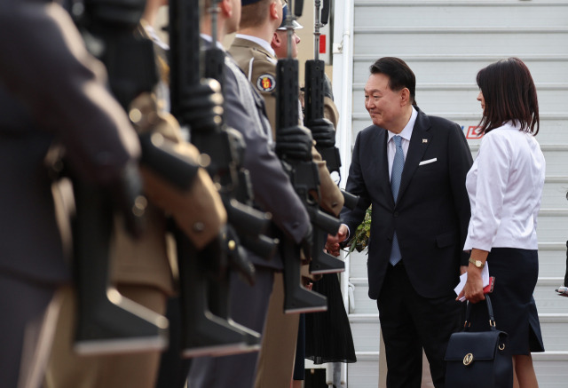 북대서양조약기구(NATO·나토) 정상회의 참석을 마치고 폴란드 공식 방문 일정에 들어가는 윤석열 대통령과 김건희 여사가 12일 오후(현지시간) 바르샤바 쇼팽 국제공항에 도착, 전용기인 공군 1호기에서 내린 뒤 영접객과 인사하고 있다. /연합뉴스