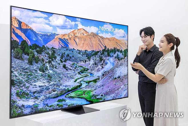 삼성전자, 98형 네오(Neo) QLED 8K 국내 출시 (서울=연합뉴스) 삼성전자가 거거익선 트렌드에 맞춰 98형 네오(Neo) QLED 8K(QNC990) 신모델을 13일 국내에 출시한다고 밝혔다. 사진은 모델이 98형 네오 QLED 8K (QNC990) 신모델을 소개하는 모습. 2023.7.13 [삼성전자 제공. 재판매 및 DB 금지] photo@yna.co.kr