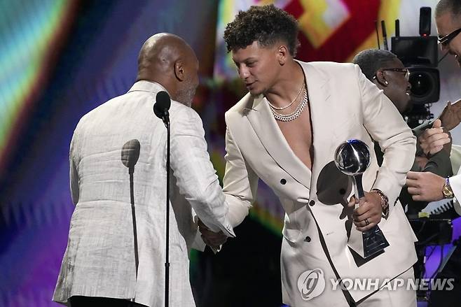 ESPY 올해의 남자 선수상을 받은 패트릭 마홈스(오른쪽) [AP=연합뉴스]