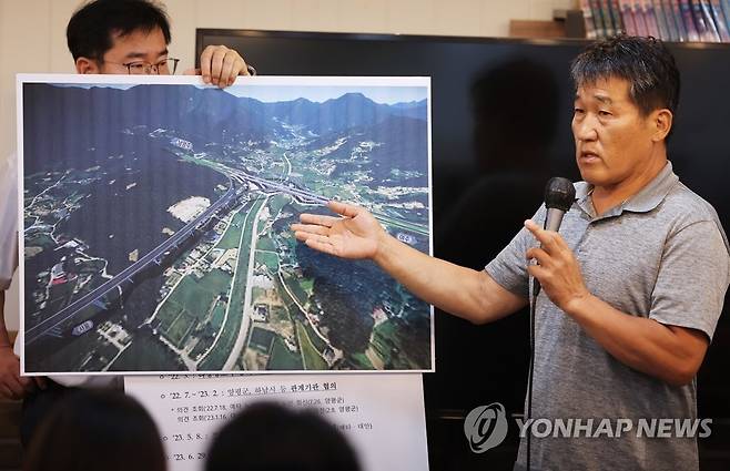 서울-양평 고속도로 관련 발언하는 청계2리 이장 (양평=연합뉴스) 홍기원 기자 = 13일 경기도 양평군 양서면 서울-양평 고속도로 예타 노선 종점 인근에서 박구용 청계2리 이장이 발언하고 있다. 2023.7.13 xanadu@yna.co.kr