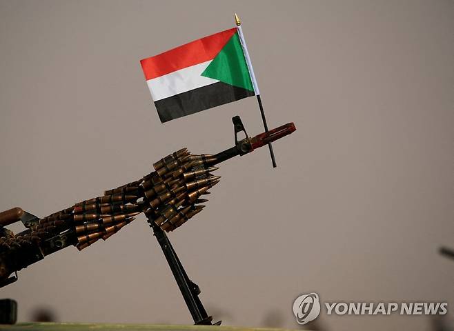 수단 준군사조직 신속지원군이 기관총 위에 국기를 꽂아 놓은 모습. [로이터 연합뉴스 자료사진. 재판매 및 DB 금지]