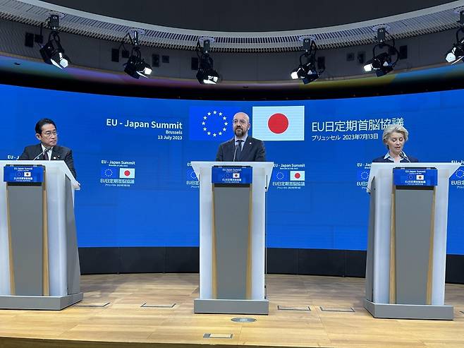 기자회견하는 EU-일본 정상 (브뤼셀=연합뉴스) 정빛나 특파원 = 기시다 후미오 일본 총리(왼쪽), 샤를 미셸 EU 상임의장, 우르줄라 폰데어라이엔 EU 집행위원장이 13일(현지시간) 벨기에 브뤼셀 EU 본부에서 정상회담 결과 기자회견을 하고 있다.  2023.7.13 photo@yna.co.kr