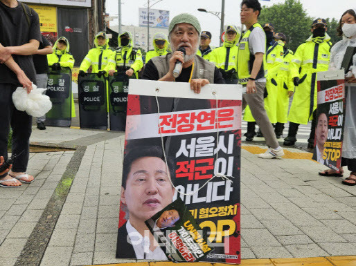 14일 오전 서울 동작구 대방역 인근 버스정류장에서 버스 운행을 막아서는 기습 시위를 벌이다가 경찰에 제지된 박경석 전국장애인차별철폐연대(전장연) 대표가 발언하고 있다.(사진=이영민 기자)