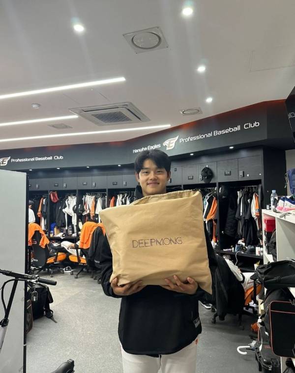 평소 개인 베개를 들고다닌다는 문동주.(문동주 SNS 캡처)