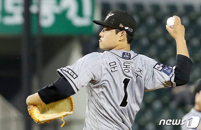 12일 오후 서울 송파구 잠실야구장에서 열린 프로야구 '2023 신한은행 SOL KBO리그' 한화와 LG의 경기에서 6회말 한화 선발 문동주가 역투하고 있다. 2023.7.12/뉴스1 ⓒ News1 박세연 기자