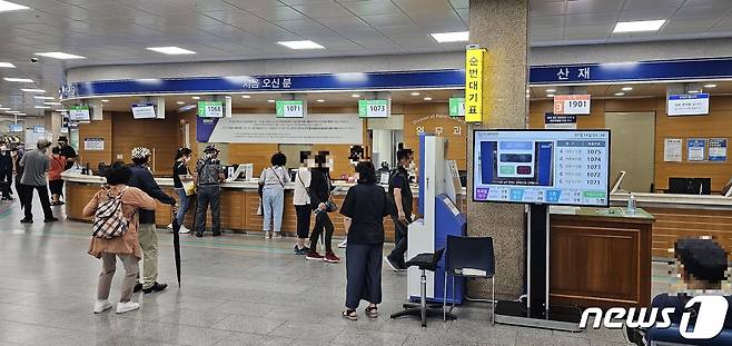 14일 오전 경상국립대병원 진주 본원을 찾은 외래환자들이 진료 접수를 위해 창구에서 기다리고 있다. 2023.7.14 ⓒ 뉴스1 한송학 기자