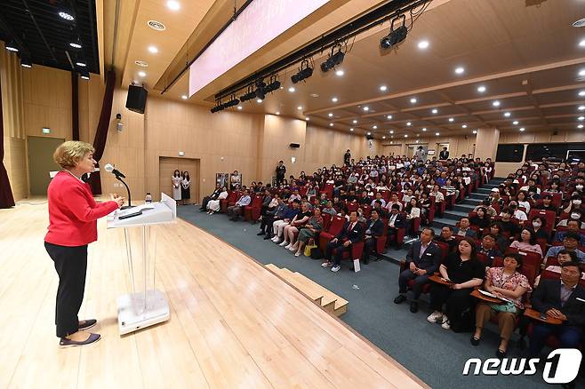 이리나 보코바 전 유네스코 사무총장이 14일 하남시청 별관 대강당에서 ‘세계로 나아가는 문화도시 하남’을 주제로 특별 초청 강연을 하고 있다.(하남시 제공)