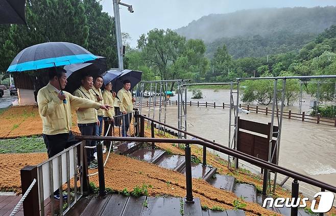 계룡시의원들이 집중호우로 인한 수해현장을 방문해 피해상황을 점검하고 있다. (계룡시의회 제공) /뉴스1