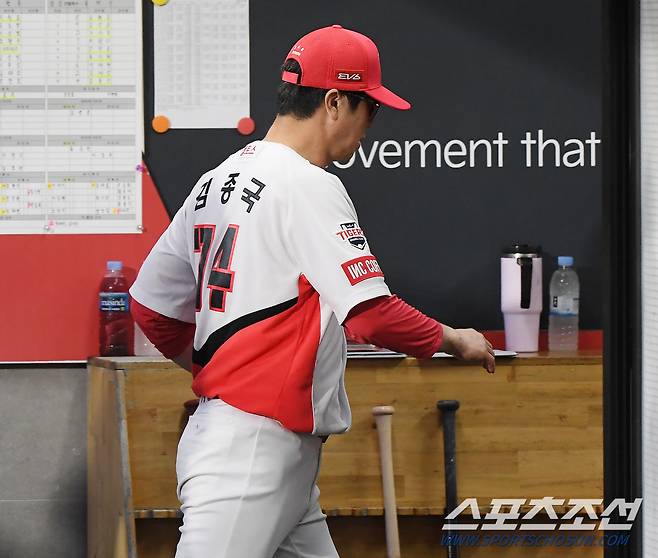 13일 광주 기아챔피언스필드에서 열린 삼성과 KIA의 경기. 3회초 2사 1루 피렐라의 투수앞 땅볼 때 양현종의 1루 송구가 빗나갔지만, 피렐라의 3피드룰 위반에 대해 비디오 판독이 진행됐다. 결과는 양현종의 송구 실책으로 원심 그대로 유지가 됐다. 김종국 감독이 퇴장을 불사하며 나와 항의한 후 라커룸을 빠져나가고 있다. 광주=정재근 기자 cjg@sportschosun.com/2023.7.13/