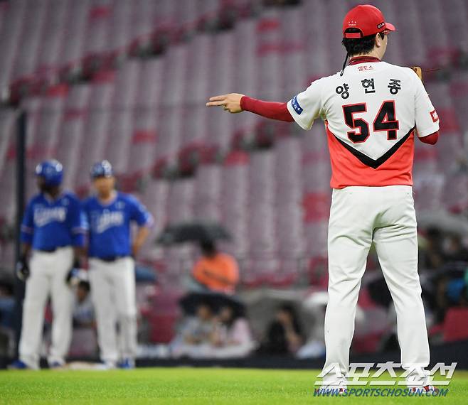 13일 광주 기아챔피언스필드에서 열린 삼성과 KIA의 경기. 3회초 2사 1루 피렐라의 투수앞 땅볼 때 양현종의 1루 송구가 빗나갔지만, 피렐라의 3피드룰 위반에 대해 비디오 판독이 진행되고 있다. 광주=정재근 기자 cjg@sportschosun.com/2023.7.13/