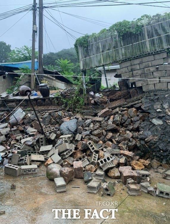 문경시 신기동 주택 담벼락 무너짐 사고/경북소방본부