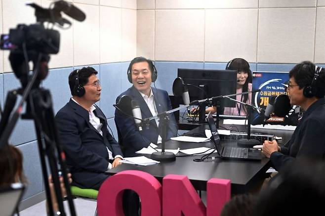 이재준 수원시장이 13일 시민참여형 수원공동체라디오 ‘SoneFM’ 개국 행사에 참석해 참석자들과 이야기를 하고 있다.