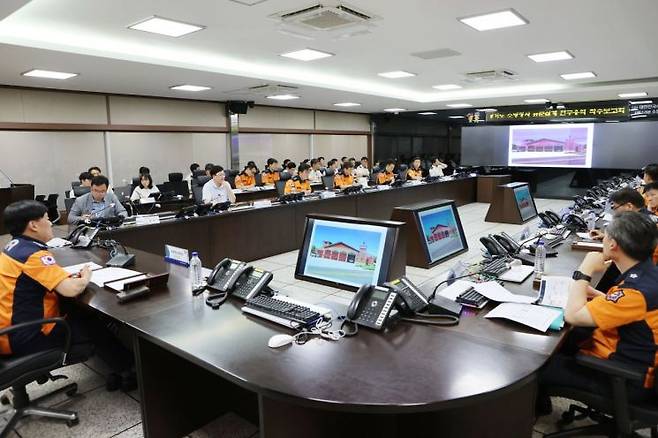 조선호 경기도 소방재난본부장이 13일 본부 청사 6층 영상회의실에서 '소방청사 표준설계 연구용역 착수보고회'를 주재하고 있다.