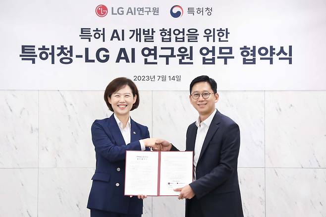 14일 서울 강서구 마곡 LG사이언스파크에서 LG AI연구원과 특허청이 특허 전문가 AI 개발을 위한 업무 협약식을 진행했다. 왼쪽부터 이인실 특허청장, 배경훈 LG AI연구원장. /LG 제공