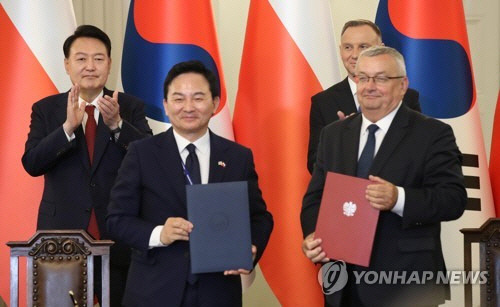 원희룡(앞줄 왼쪽) 국토교통부 장관과 안제이 아담칙 폴란드 인프라부 장관이 13일(현지시간) 폴란드 바르샤바 대통령궁에서 윤석열 대통령과 안제이 두다 폴란드 대통령이 배석한 가운데 열린 한·폴란드 교통인프라 개발 협력 협정서명식에서 기념촬영을 하고 있다. [바르샤바=연합뉴스]