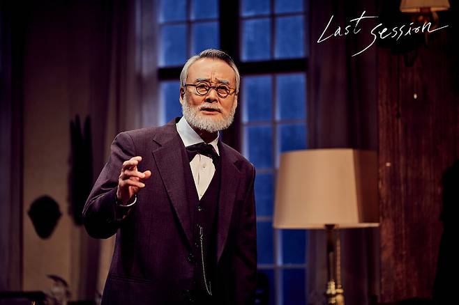 연극 <라스트 세션>에 출연해 원로 배우 신구와 번갈아가며 ‘프로이트 박사’를 연기하고 있는 배우 남명렬. 파크컴퍼니 제공