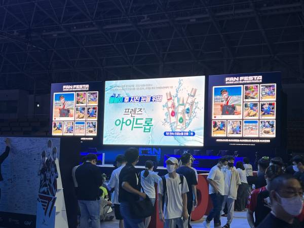 JW중외제약이 e스포츠 리그 LCK 현장에서 스크린을 통해 자사 제품을 홍보하고 있다. JW중외제약 제공&nbsp;
