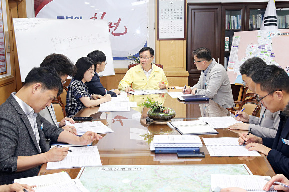 홍남표 경상남도 창원시장(사진 가운데)이 14일 시장집무실에서 ‘2023년 상반기 공약사업 추진상황 보고회’를 주재하고 있다. [사진=경상남도 창원시]