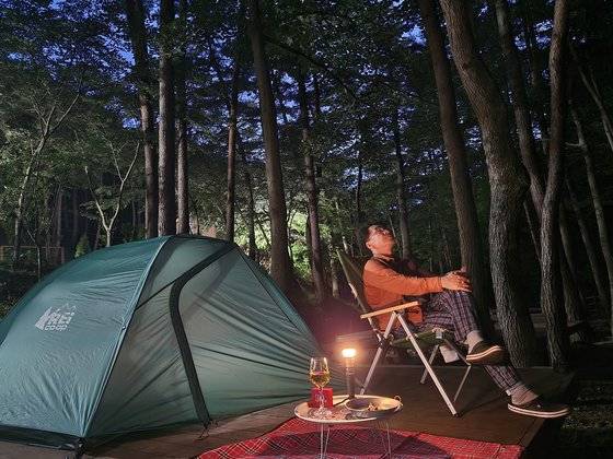 검마산 자연휴양림 야영장. 밤에 반딧불이가 날아다닌다.