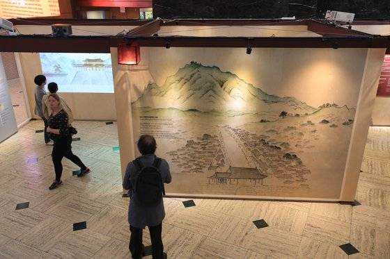 2018년 4월 서울역사박물관에서 열린 ‘고려건국 1100년, 고려 황궁 개성 만월대 남북공동발굴특별전’ 현장 모습. [연합뉴스]